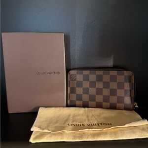 Authentic Vintage Louis Vuitton Compact Zippy Wallet